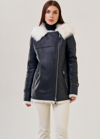 Укороченная женская дубленка с капюшоном