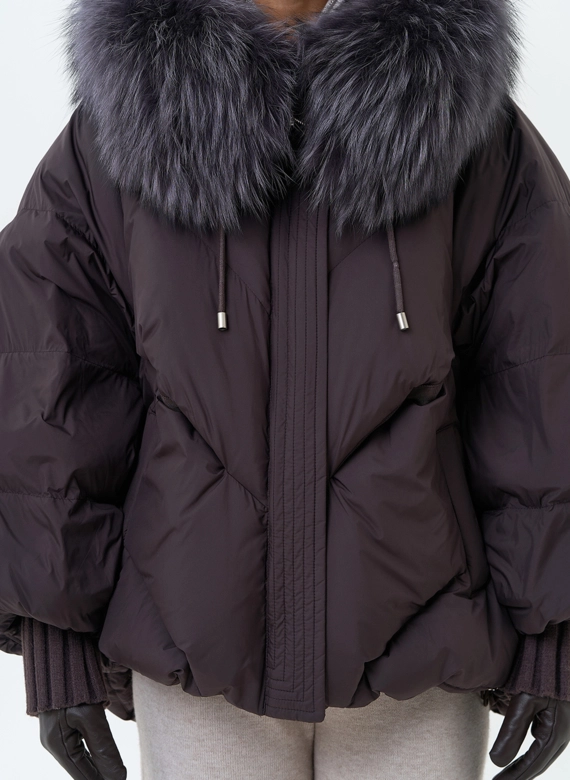 Женский оверсайз пуховик с мехом чернобурки на капюшоне фото