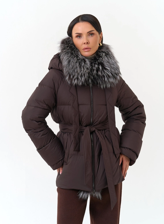 Женский пуховик с мехом чернобурой лисы на капюшоне фото