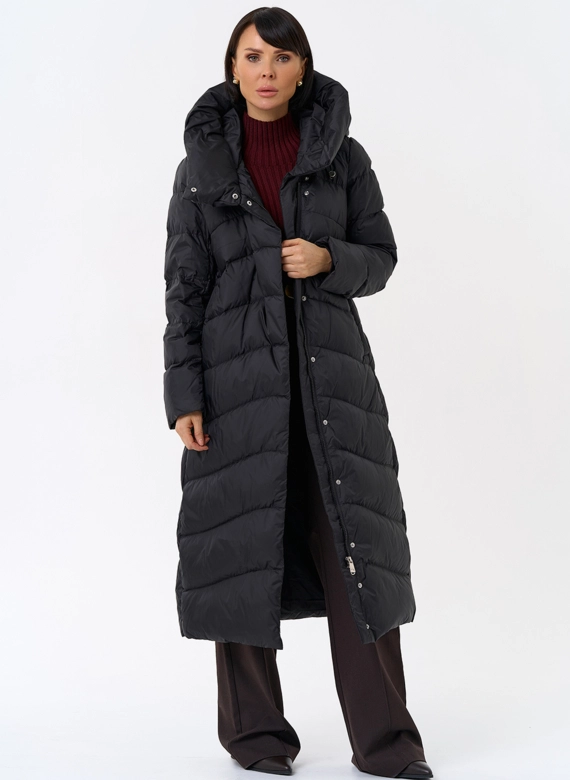 Женский длинный пуховик черного цвета с капюшоном