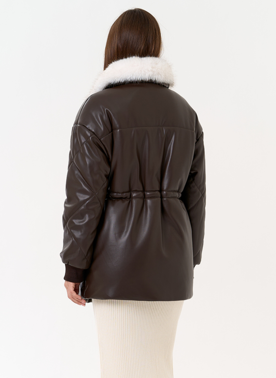 Женский пуховик из эко кожи с воротником из эко меха