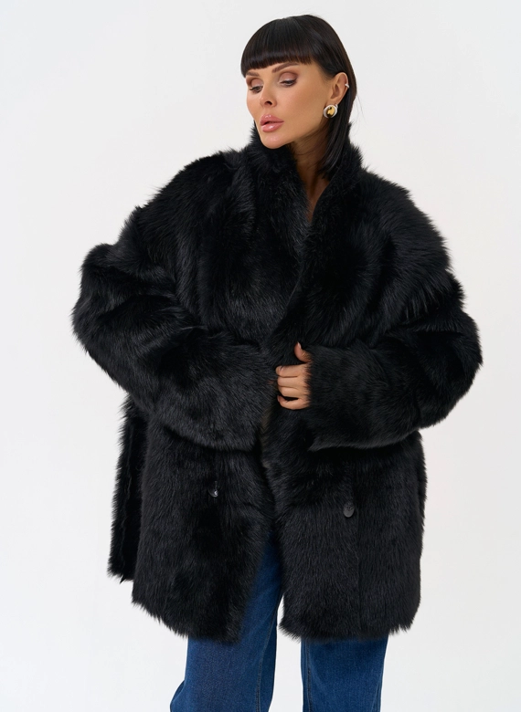 Двухсторонняя дубленка черного цвета с декоративным поясом