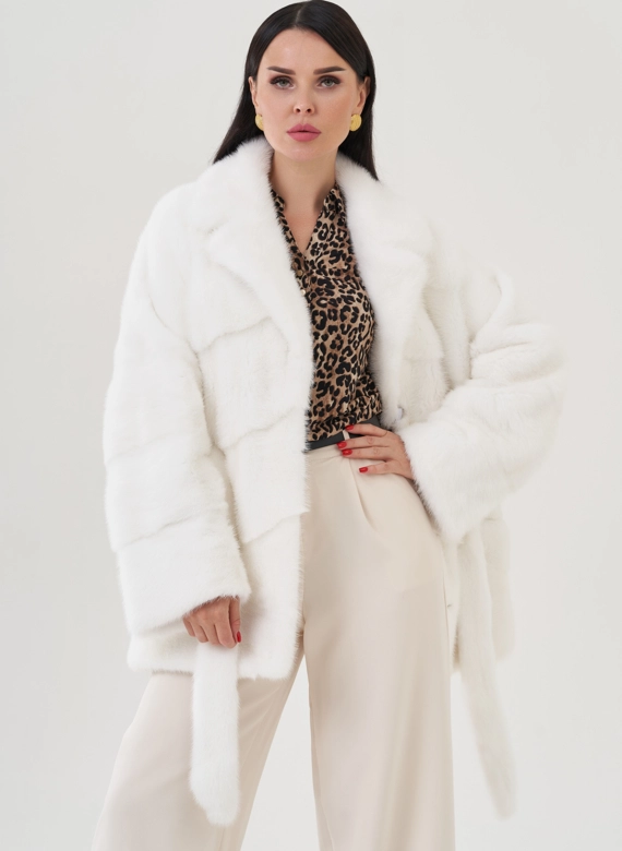 Шуба из меха норки белого цвета