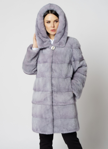 Шуба из норки с капюшоном и кулиской голубого цвета