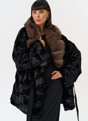 Женская шуба из меха норки  воротником из меха песца