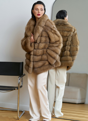 Женская шуба из куницы с английским воротником