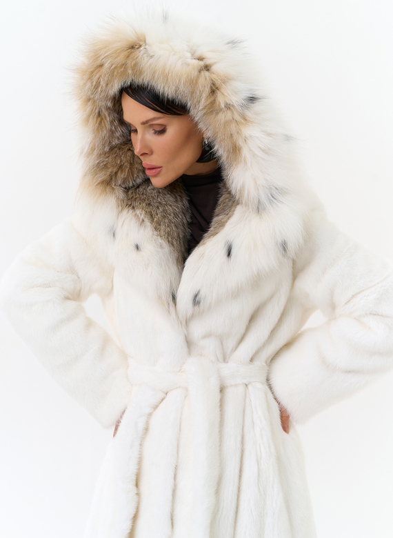 Шуба из белой  норки с капюшоном из рыси