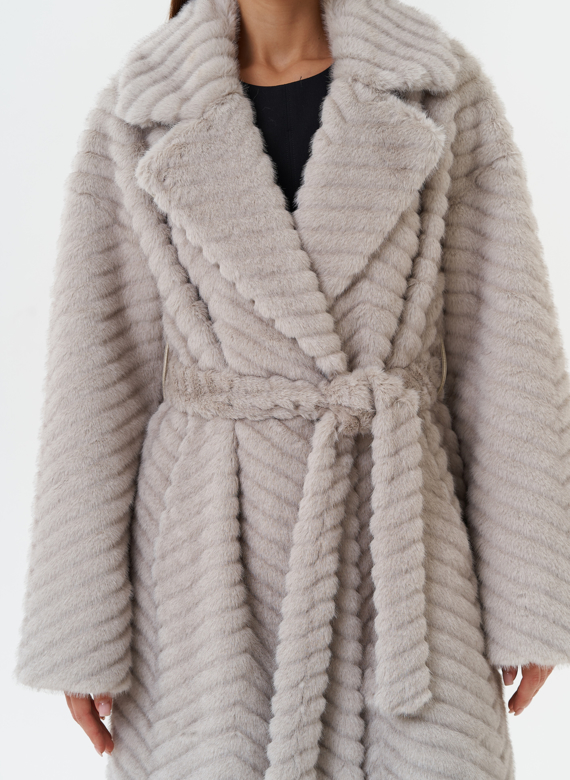 Женское пальто из эко меха с поясом