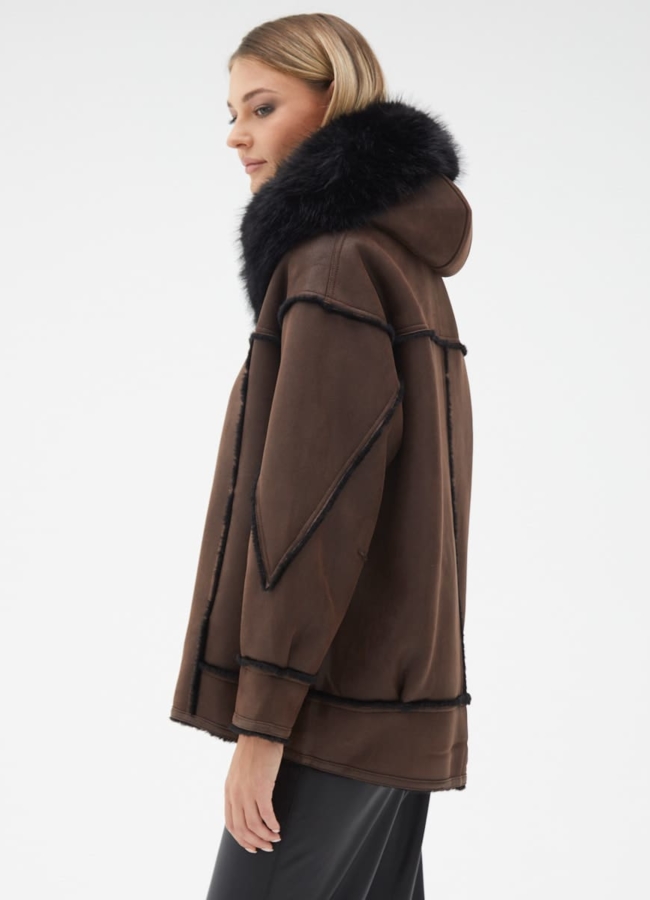 фото Женская дубленка из эко кожи с капюшоном модель № 32021