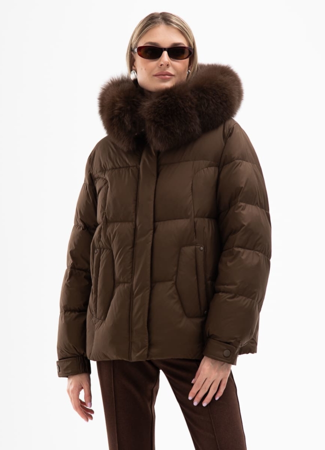 Короткий пуховик с капюшоном из меха песца модель № 31117 меха малина
