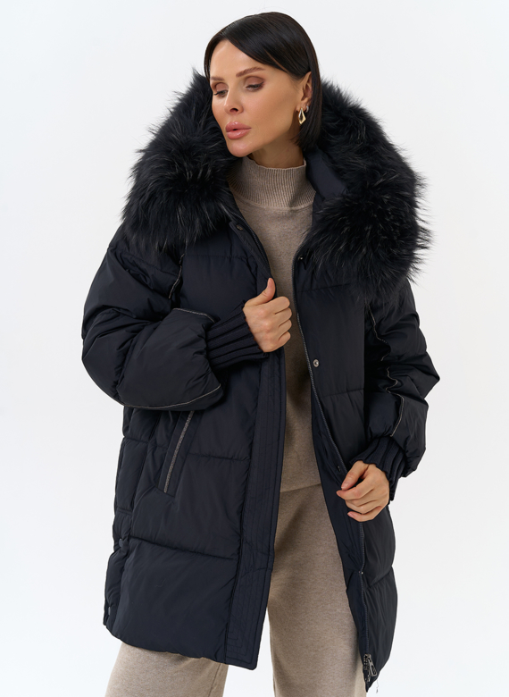 Женский пуховик с капюшоном из меха енота