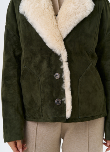 Пуховик из натуральной замши с английским воротником