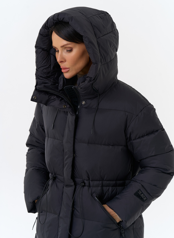 Женский пуховик черного цвета с капюшоном