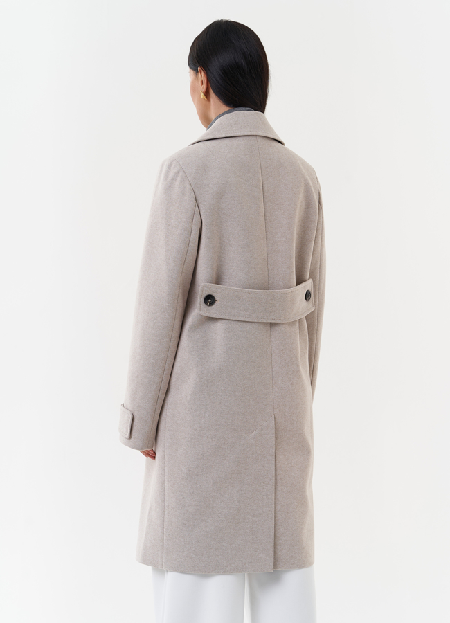 Пальто бежевого цвета с английским воротником модель № 27682 универмаг малина