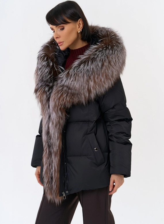 Женский пуховик с отделкой из меха блюфрост